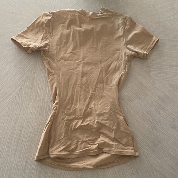 SKIMS Ochre Fits Everybody T-Shirt - Picture 7 of 7